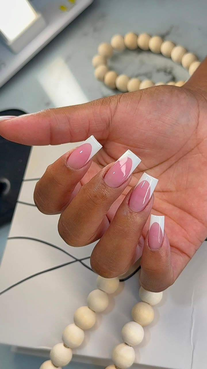 Trabajo de uñas — Hanoy Díaz